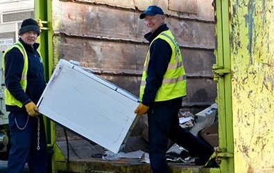 how to stay safe when hiring a skip feature image